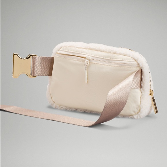 BNWT Lululemon Everywhere Ivory Fleece Belt Bag - Picture 4 of 7